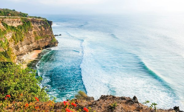 Où trouver les meilleures plages pour le surf à Uluwatu, Indonésie?